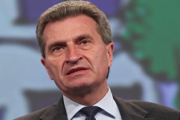 Günther Oettinger appelle à une stratégie de réindustrialisation